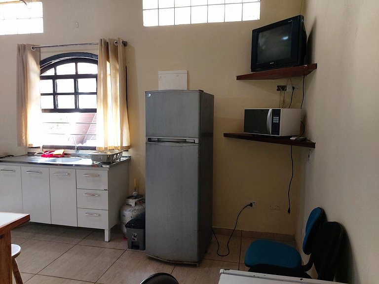 Kitnet Marbela 14 — Espaçosa, Piscina, 2 Quadras do Mar