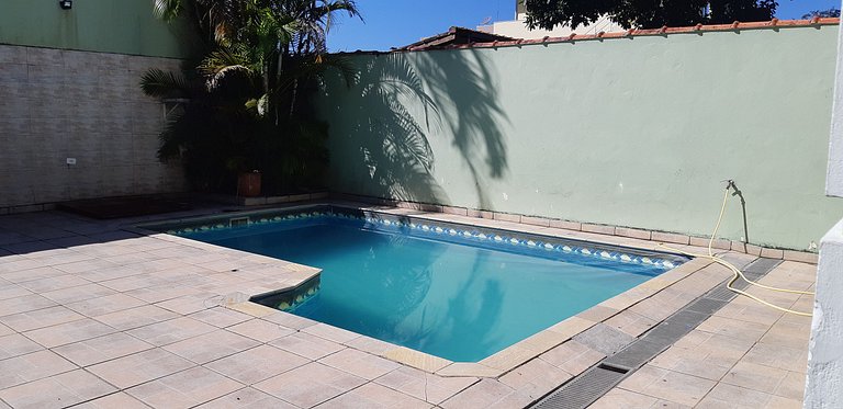 Casa Sapê com Piscina — 3 Quartos, 10 Pessoas, 2 Quadras do