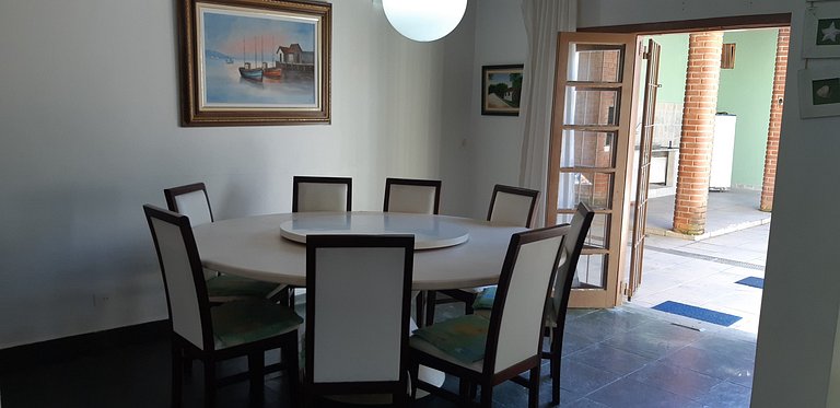 Casa Sapê com Piscina — 3 Quartos, 10 Pessoas, 2 Quadras do