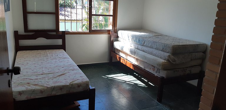 Casa Sapê com Piscina — 3 Quartos, 10 Pessoas, 2 Quadras do