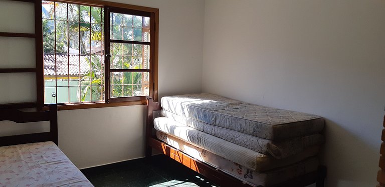 Casa Sapê com Piscina — 3 Quartos, 10 Pessoas, 2 Quadras do