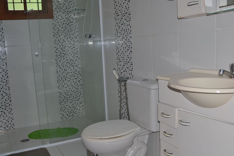 Casa Sapê com Piscina — 3 Quartos, 10 Pessoas, 2 Quadras do