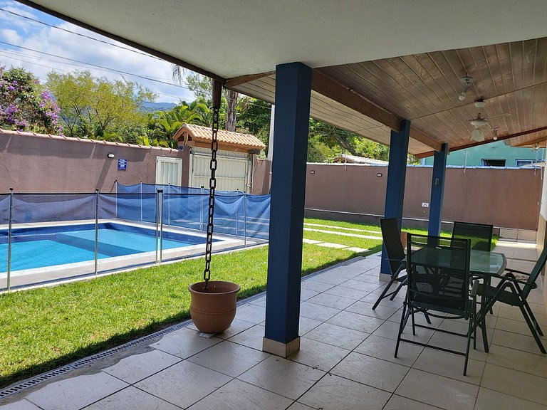Casa Cond. Sapê — 3 Quartos, Piscina, Salão de Jogos, 12 Pes