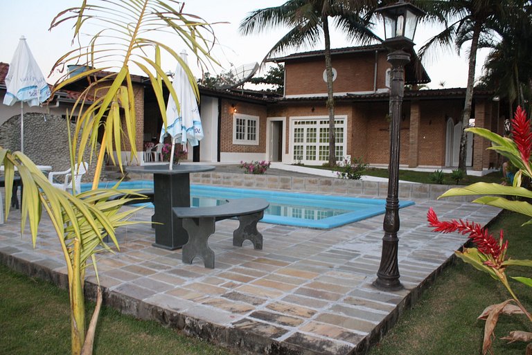 Casa Sapê 05 — 4 Quartos, Piscina, 16 Pessoas, 2 Quadras do