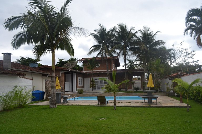 Casa Sapê 05 — 4 Quartos, Piscina, 16 Pessoas, 2 Quadras do