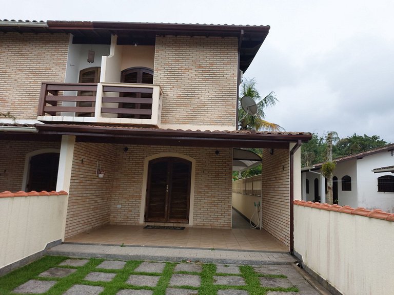 Casa Maranduba com Suíte — 3 Quartos, 12 Pessoas, 2 Quadras