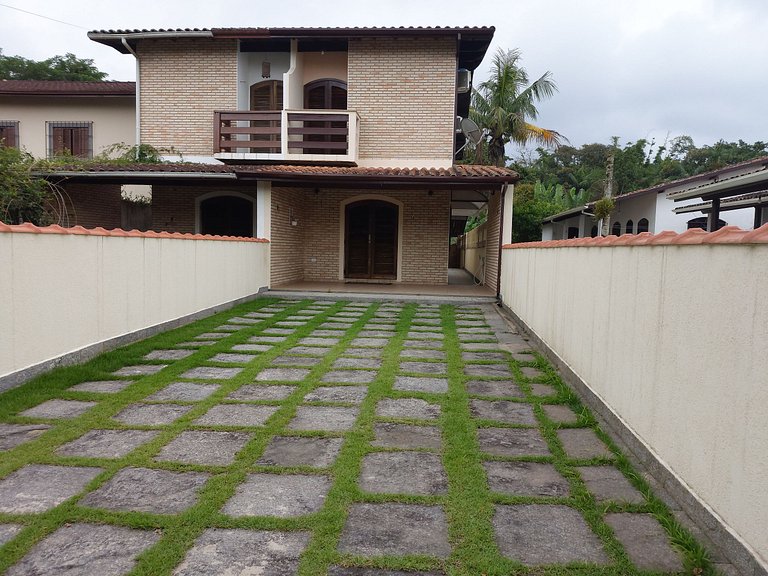 Casa Maranduba com Suíte — 3 Quartos, 12 Pessoas, 2 Quadras