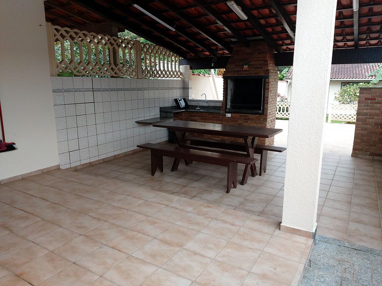 Casa Maranduba com Suíte — 3 Quartos, 12 Pessoas, 2 Quadras