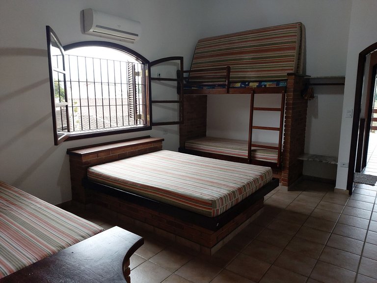 Casa Maranduba com Suíte — 3 Quartos, 12 Pessoas, 2 Quadras