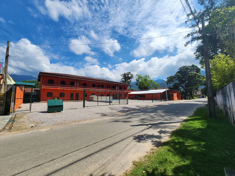 Kitnet Marbela 14 — Espaçosa, Piscina, 2 Quadras do Mar