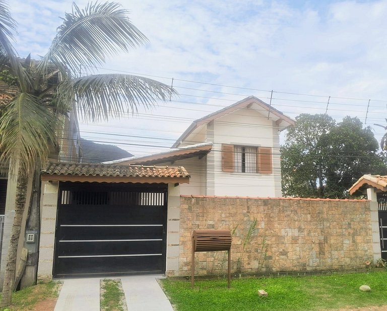 Casa Sapê com Piscina — 3 Quartos, 10 Pessoas, 2 Quadras do