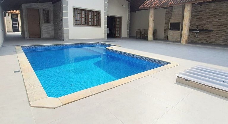 Casa Sapê com Piscina — 3 Quartos, 10 Pessoas, 2 Quadras do