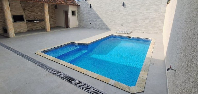 Casa Sapê com Piscina — 3 Quartos, 10 Pessoas, 2 Quadras do