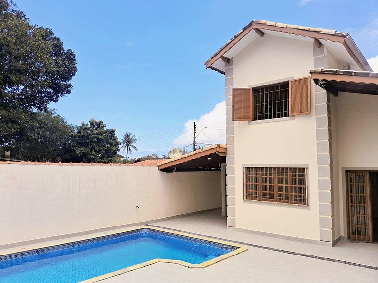 Casa Sapê com Piscina — 3 Quartos, 10 Pessoas, 2 Quadras do