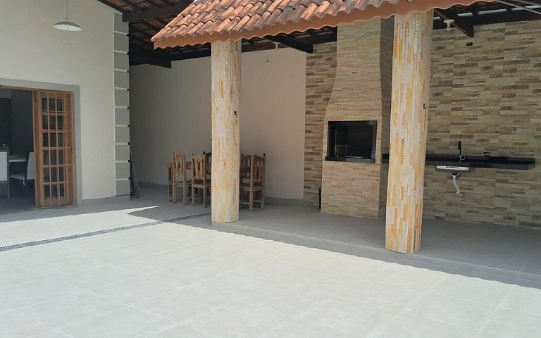 Casa Sapê com Piscina — 3 Quartos, 10 Pessoas, 2 Quadras do